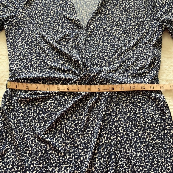 Banana Republic short sleeved faux wrap dress in blue navy black gray and white - Picture 11 of 15
